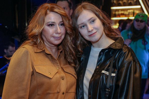 АлёнаАпинаИКсюша