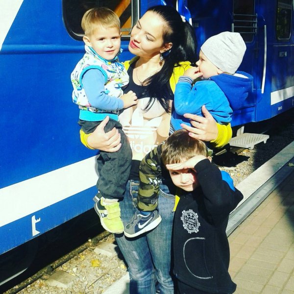 Юлясика облепила детвора