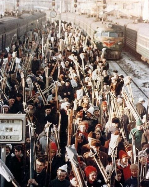 Возвращение с лыжной прогулки. Ленинградский вокзал 1963 г