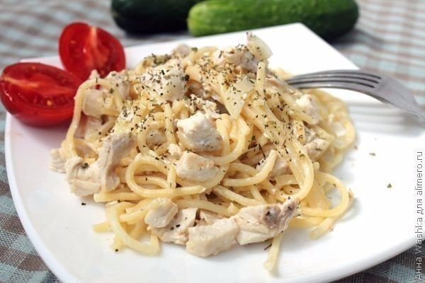 Спагетти с курицей в сливочном соусе