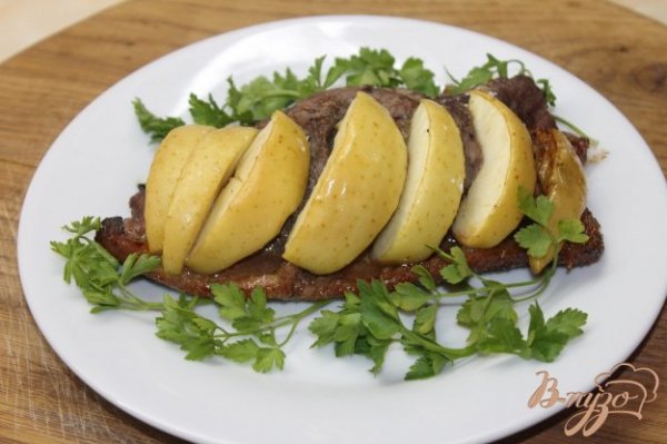 Утиная грудка запеченная с медом и яблок