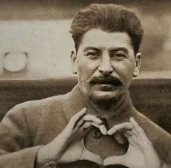 Иосиф Сталин дарит любовь
