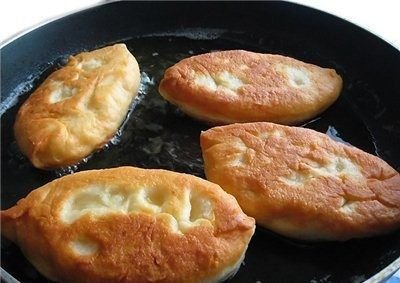 Жареные дрожжевые пирожки с картошкой