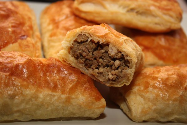 пирожки из слоеного теста с мясом