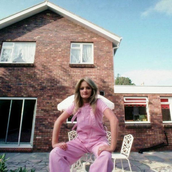 Bonnie Tyler - Holding Qut For A Nero